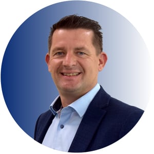 Michel-met-achtergrond-voor-website